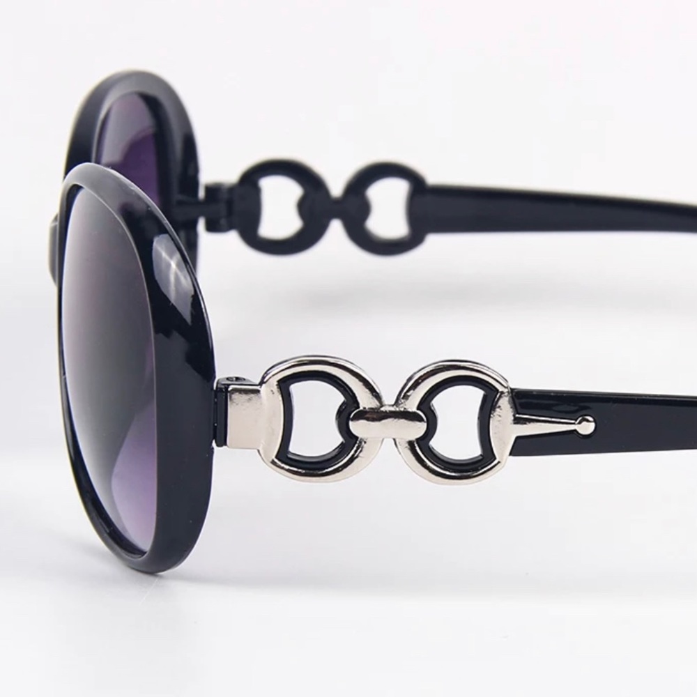 ✅ Women’s black sunglasses